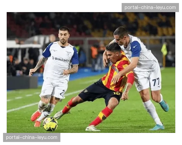 特写镜头：比赛第70分钟，维罗纳前锋在持续压迫下抽筋倒地