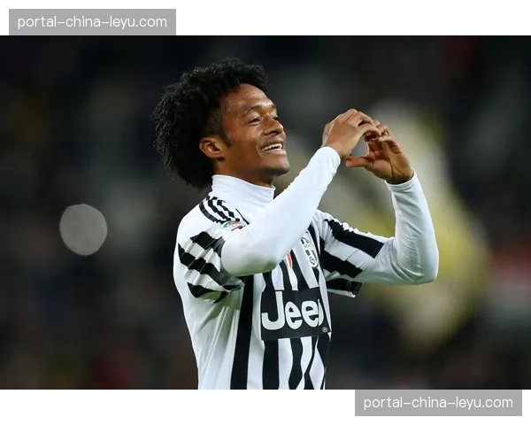 特写：老将夸德拉多替补登场，一次标志性的右路纵深突破制造杀机